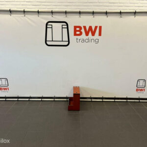 Opberg kist naast bestuurderstoel / bedrijfswageninrichting